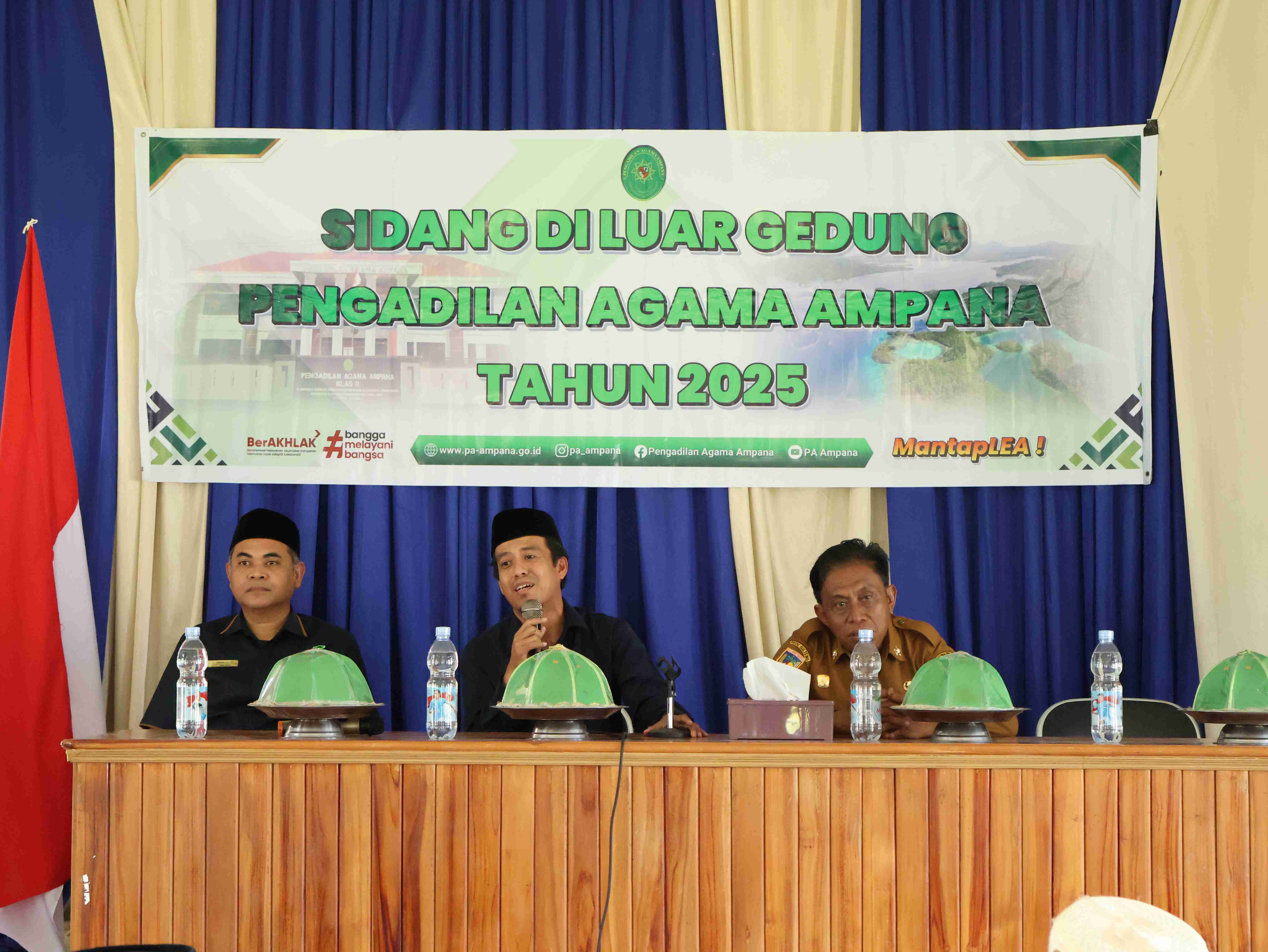 1 Sidang di luar Gedung Pengadilan Agama Ampana di Desa Lebiti Kecamatan Togean