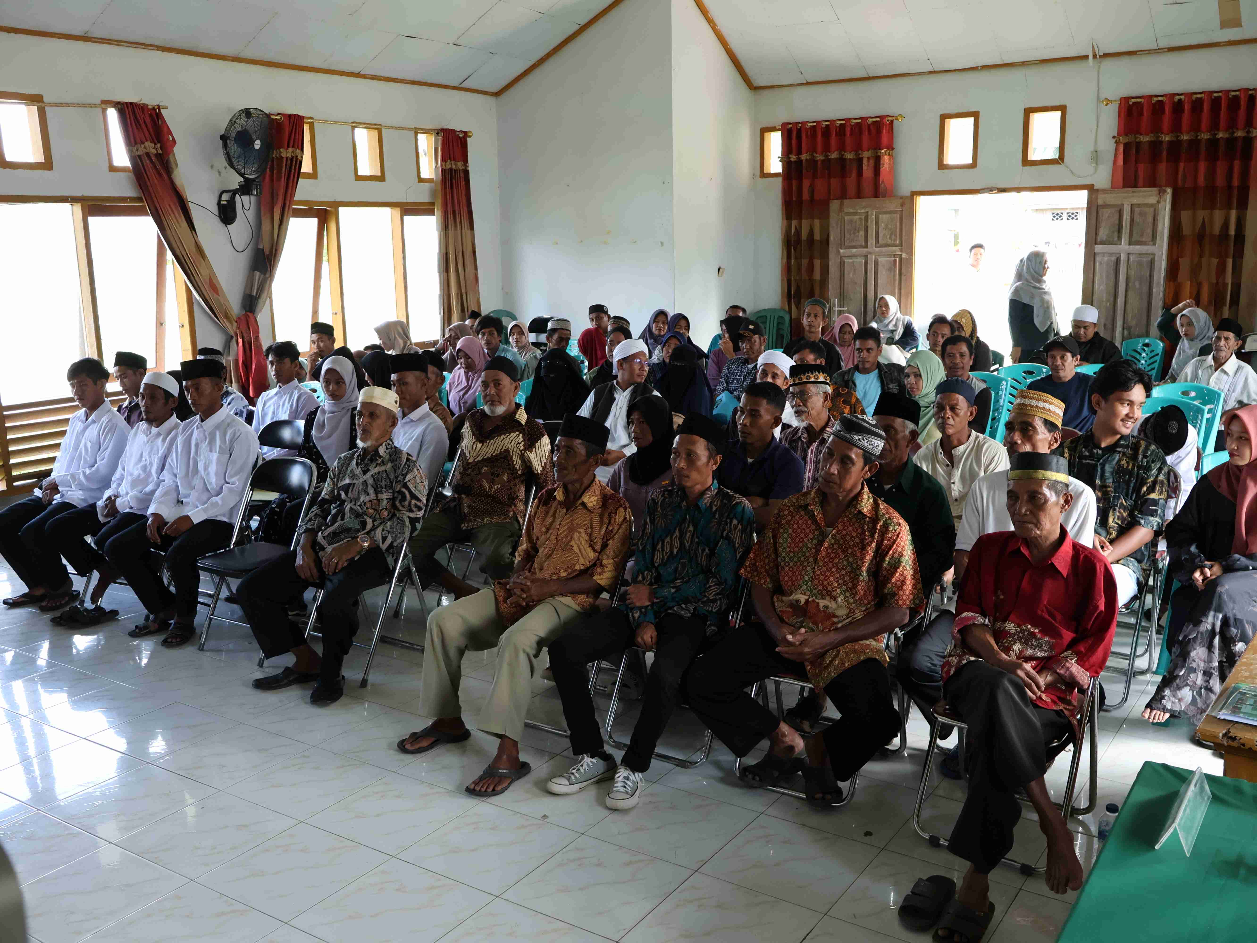 2 Sidang di luar Gedung Pengadilan Agama Ampana di Desa Lebiti Kecamatan Togean
