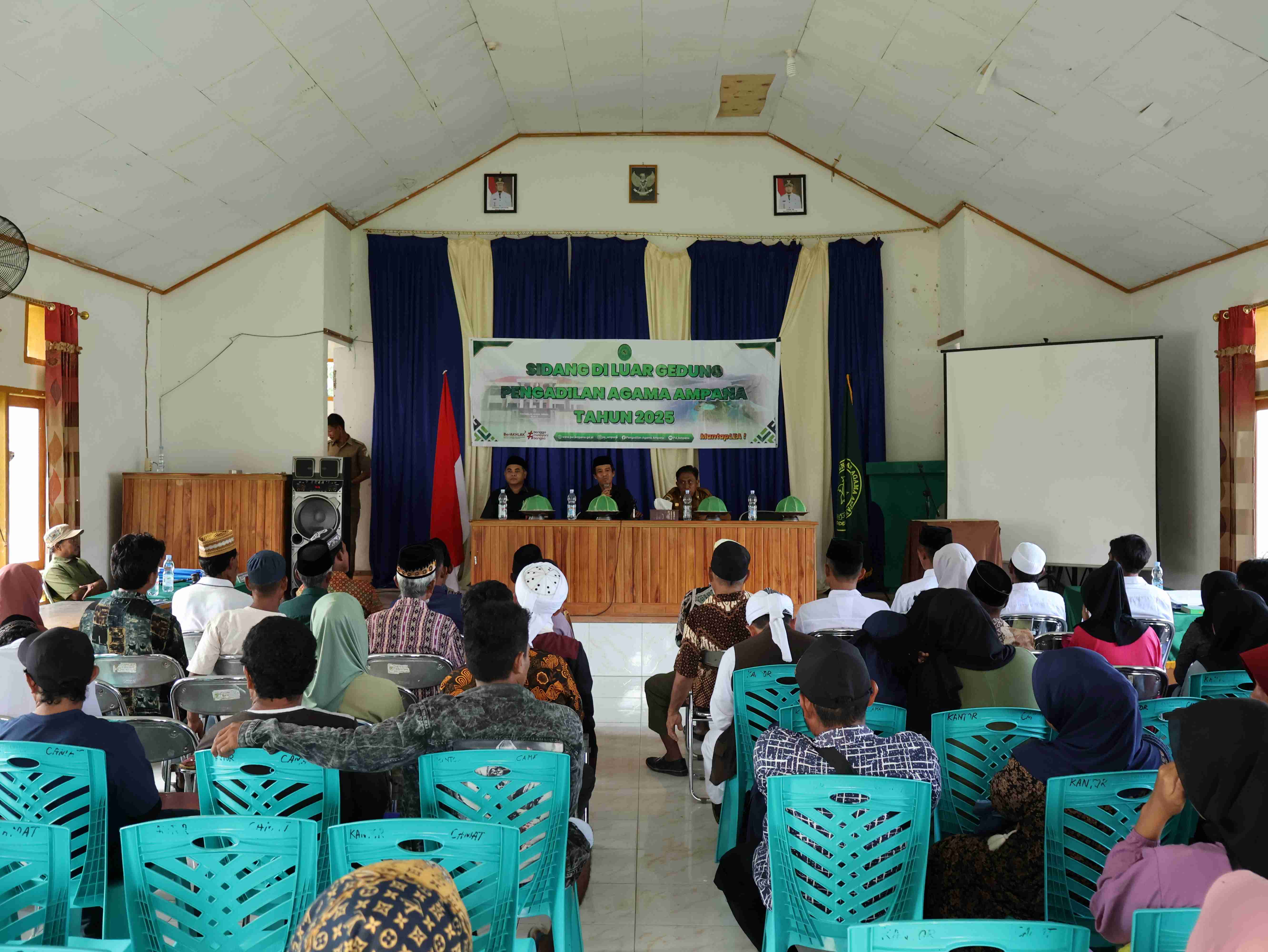 3 Sidang di luar Gedung Pengadilan Agama Ampana di Desa Lebiti Kecamatan Togean