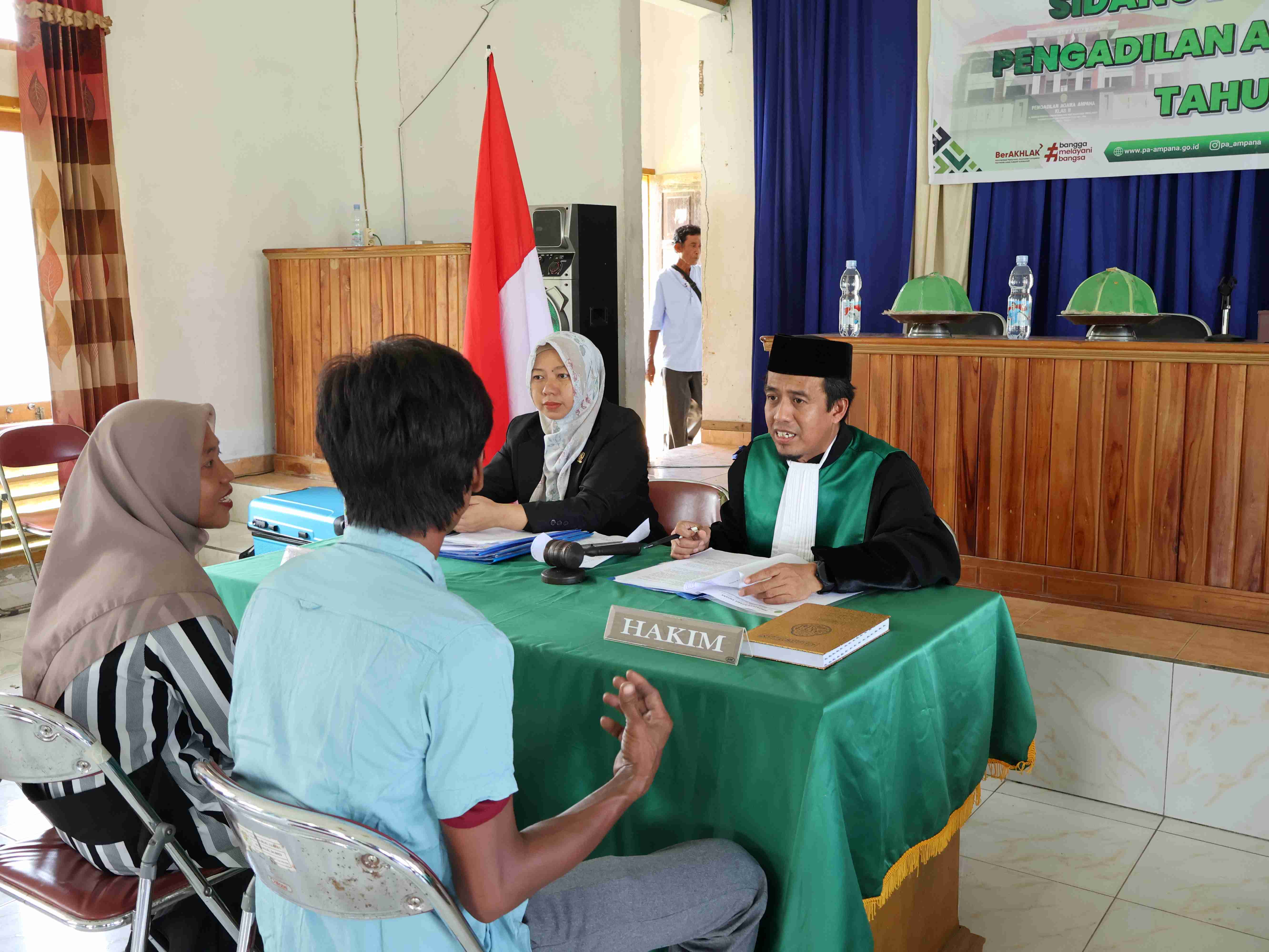 4 Sidang di luar Gedung Pengadilan Agama Ampana di Desa Lebiti Kecamatan Togean