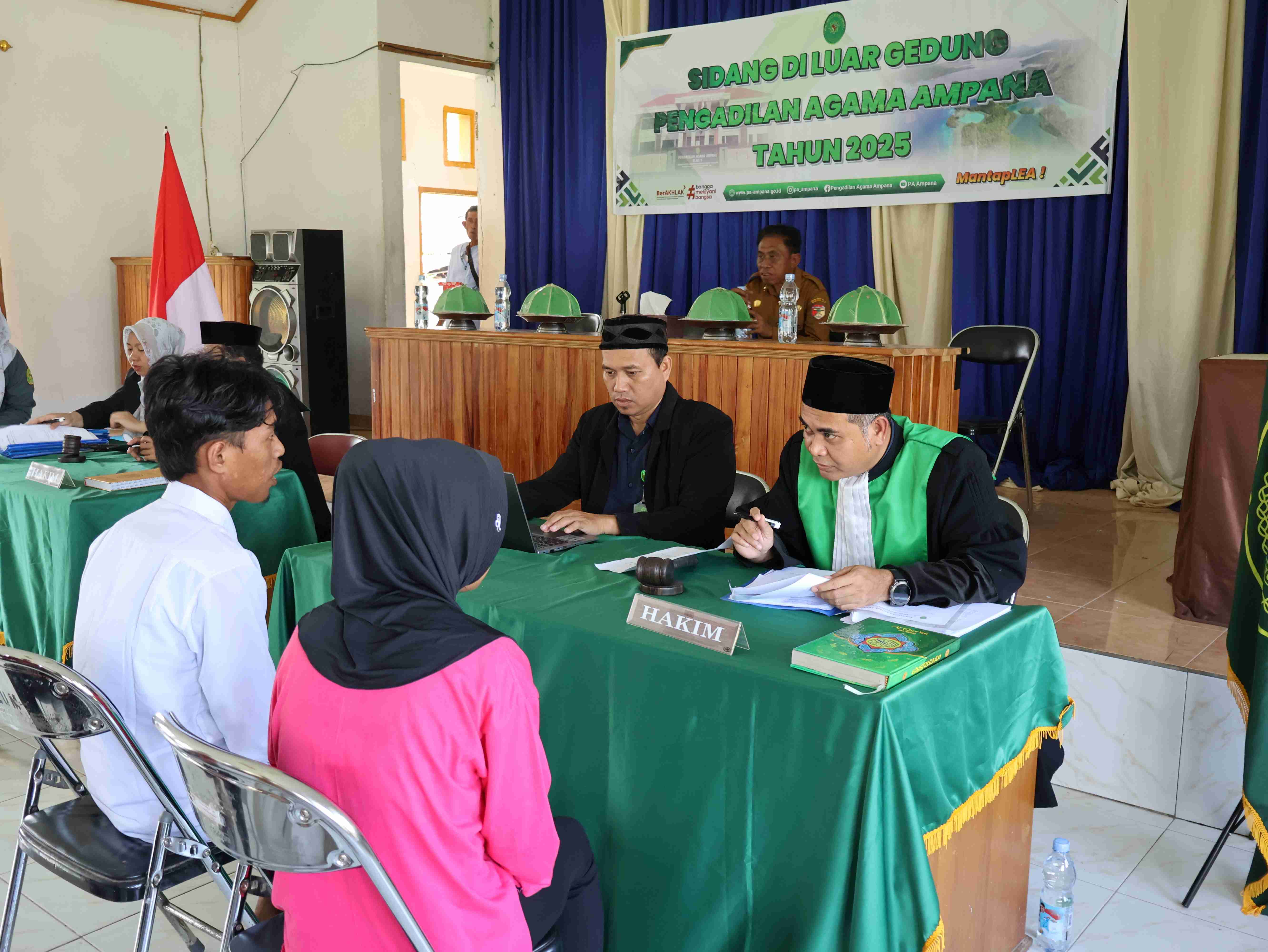 5 Sidang di luar Gedung Pengadilan Agama Ampana di Desa Lebiti Kecamatan Togean