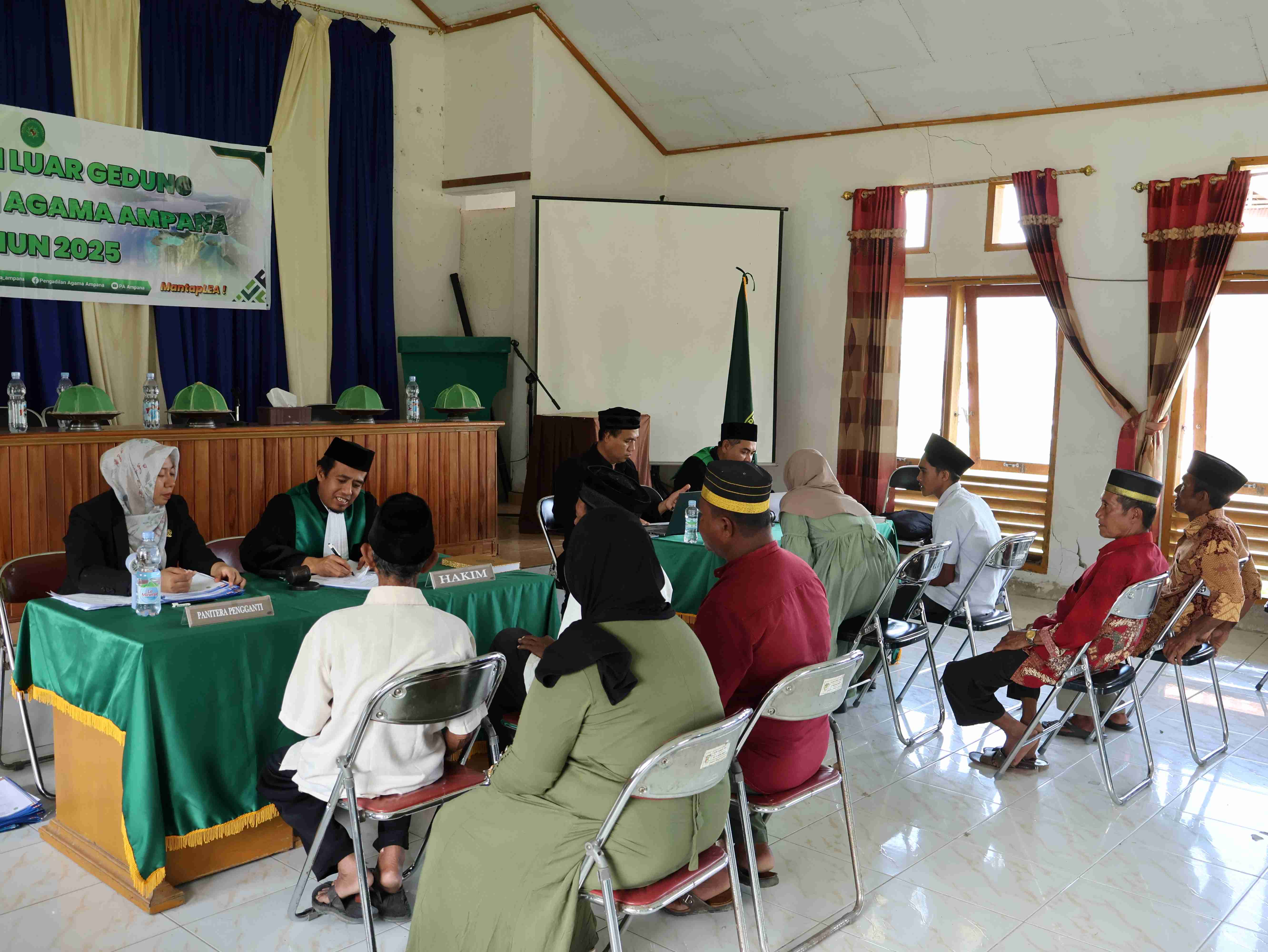 6 Sidang di luar Gedung Pengadilan Agama Ampana di Desa Lebiti Kecamatan Togean