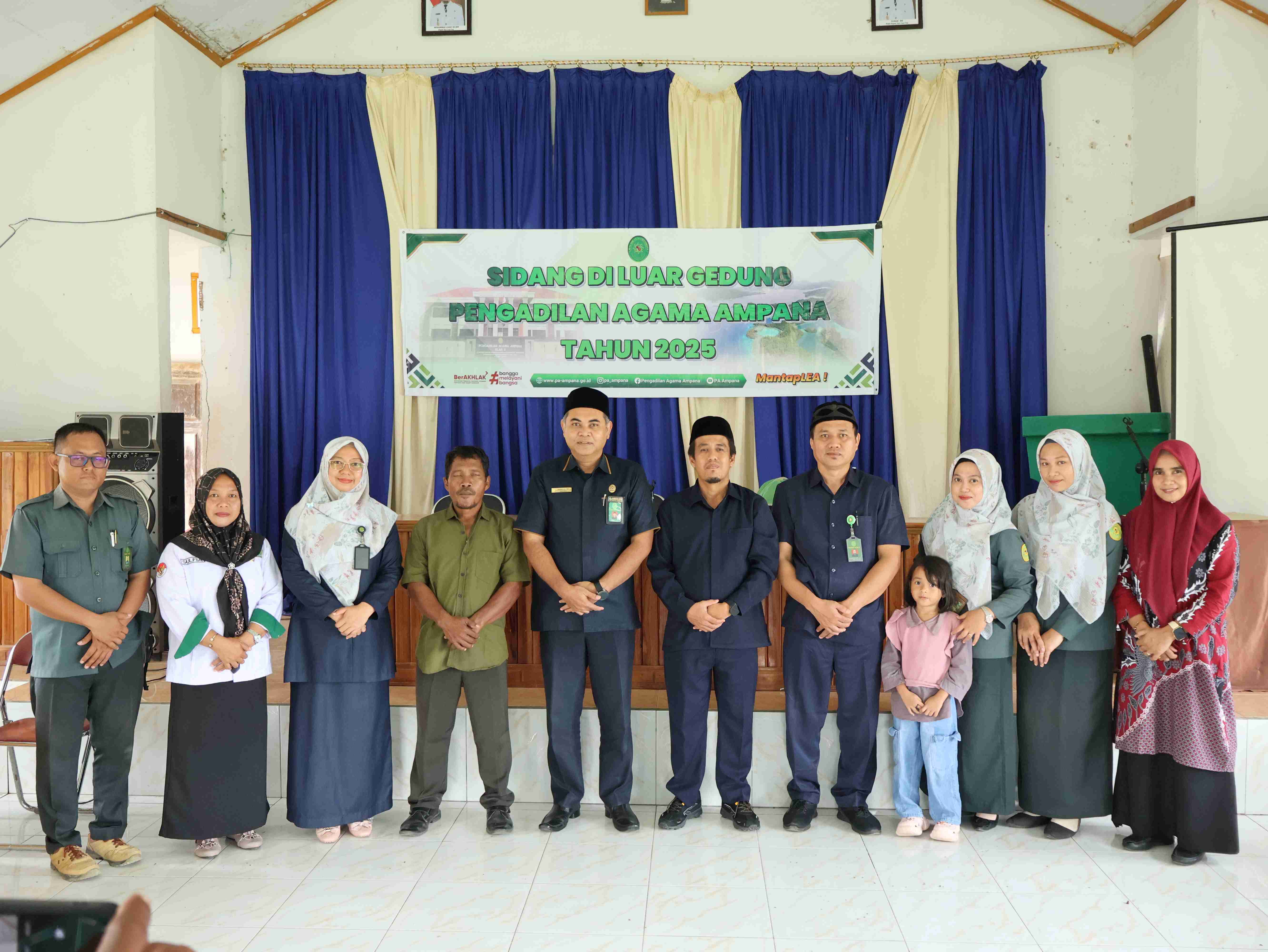 7 Sidang di luar Gedung Pengadilan Agama Ampana di Desa Lebiti Kecamatan Togean