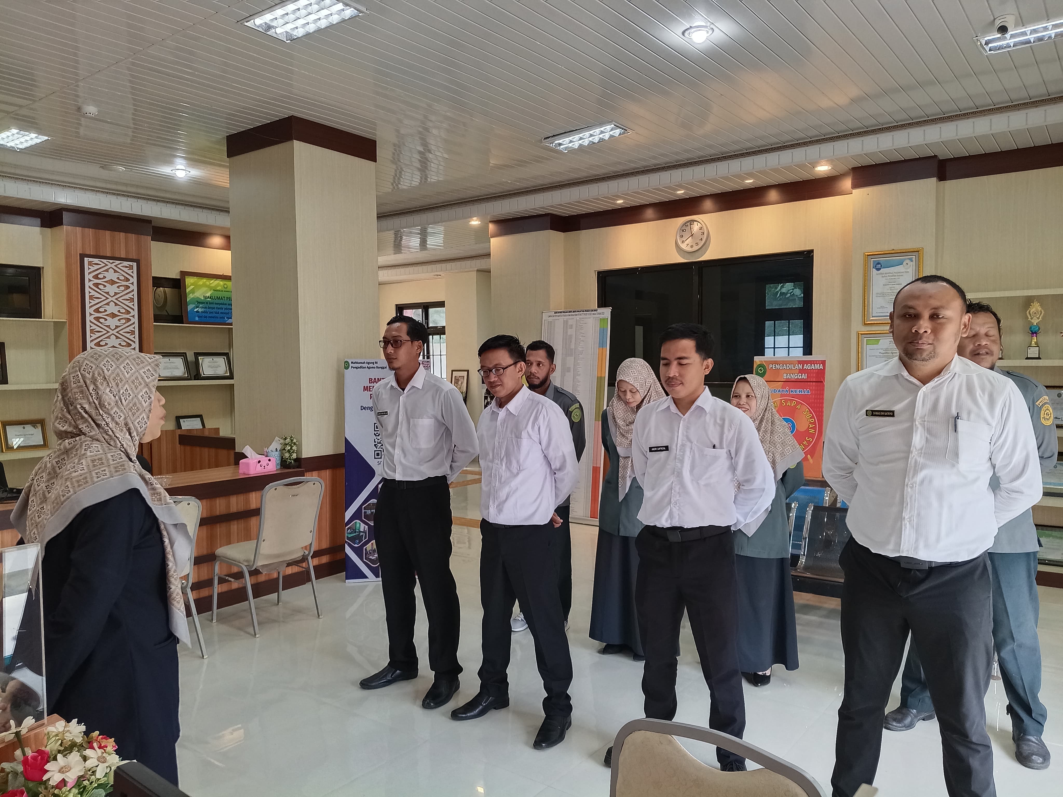 1 Kasubbag PTIP PA Banggai Berikan Briefing kepada Petugas PTSP Resepsionis Posbakum dan Security