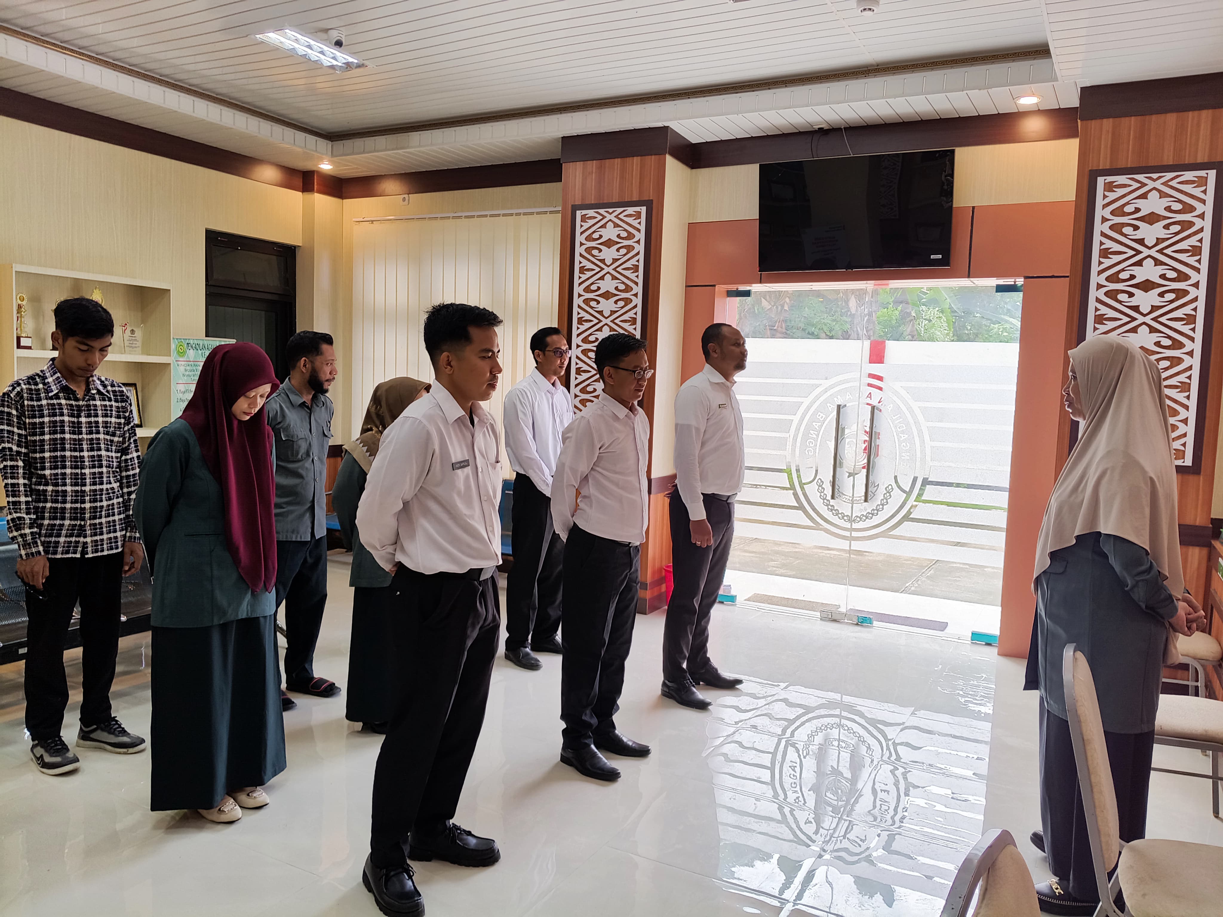 1 Panitera PA Banggai Berikan Briefing kepada Petugas PTSP