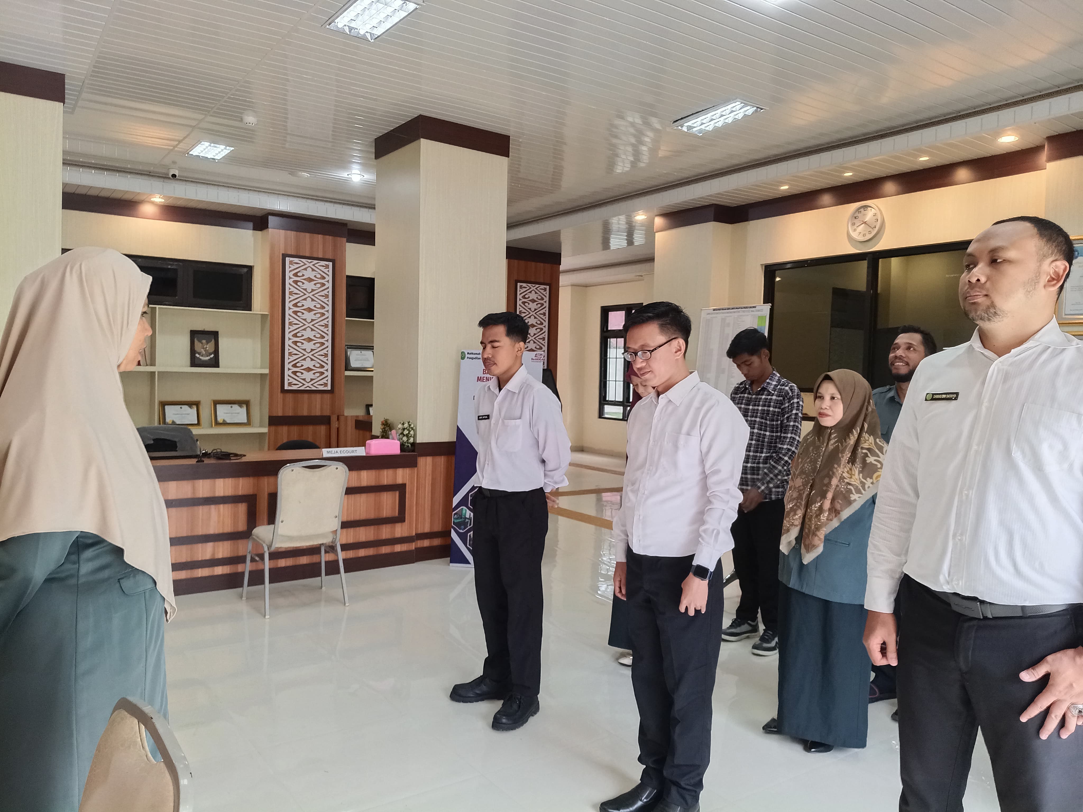 2 Panitera PA Banggai Berikan Briefing kepada Petugas PTSP