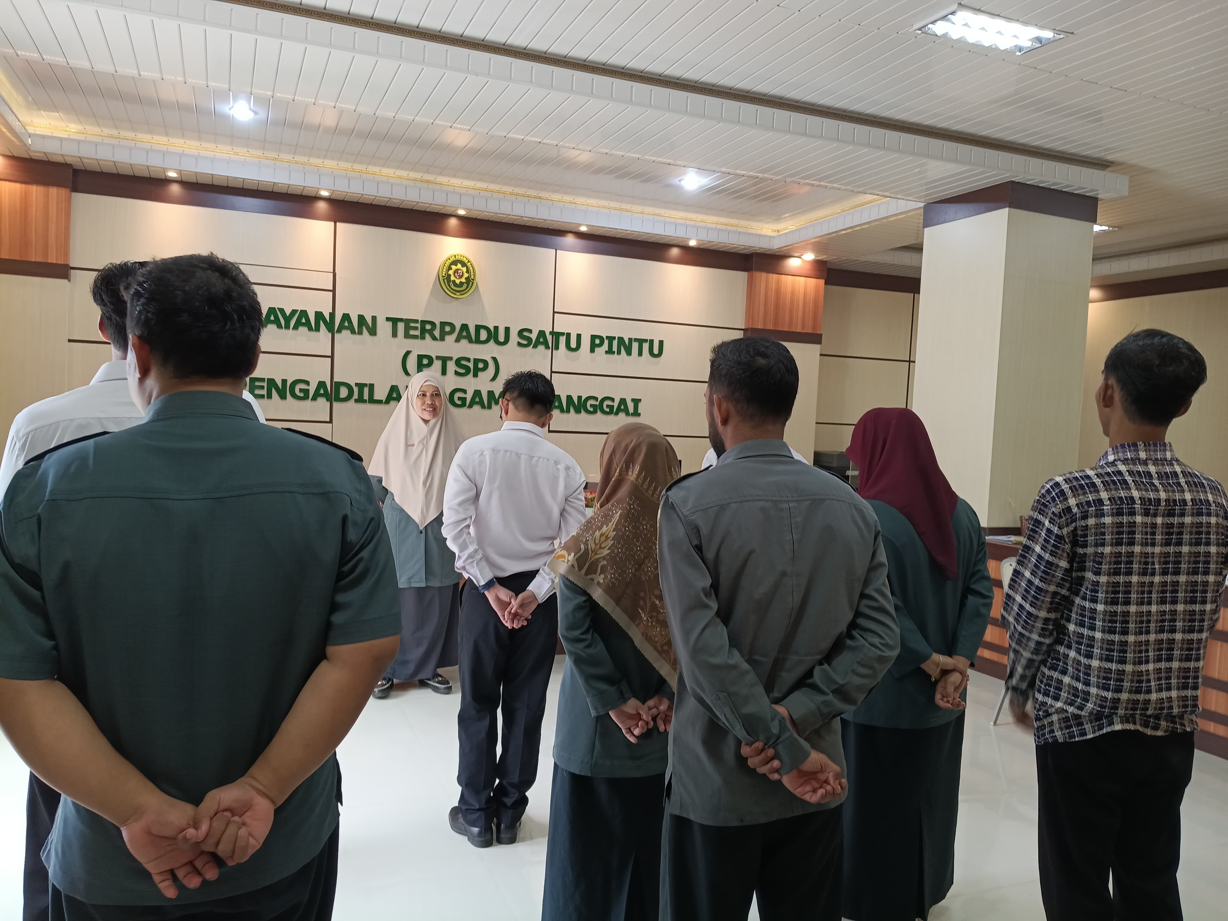4 Panitera PA Banggai Berikan Briefing kepada Petugas PTSP